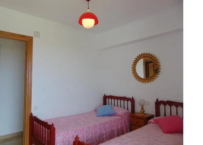 4 Personas Urbanizacion Habaneras